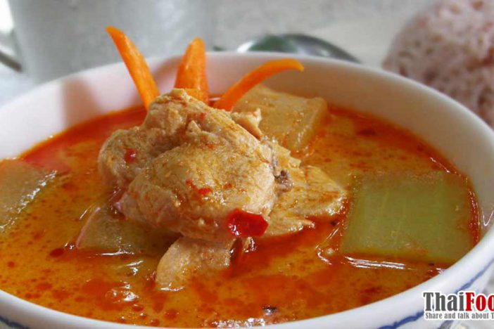Chicken and winter melon curry or keag kua fak sai gai